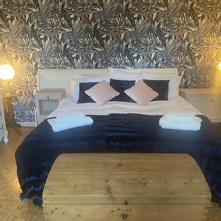 Large French בית נופש