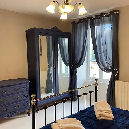 Large French בית נופש