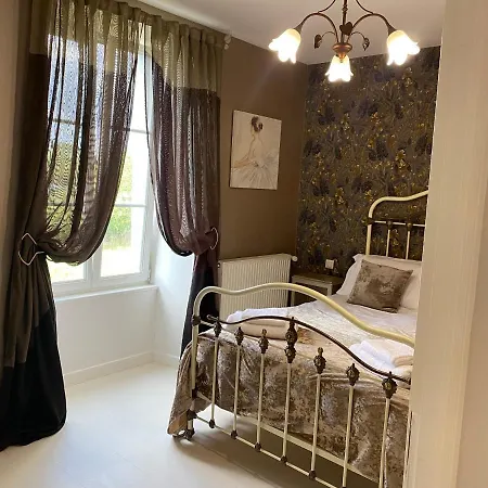 Large French בית נופש